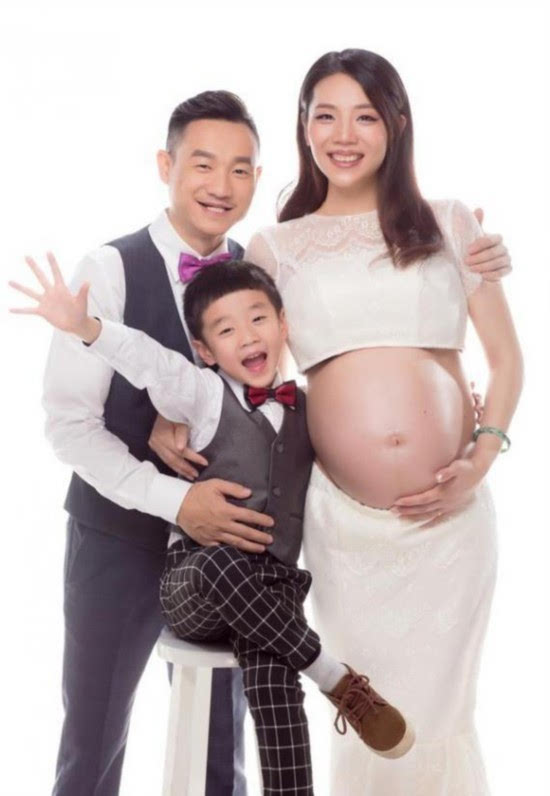 杨阳洋带娃变身大哥哥 怀抱双胞胎妹妹的画面很暖心