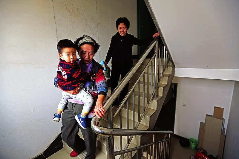 高层仅有的两部电梯全坏了 百余户居民每天爬楼梯