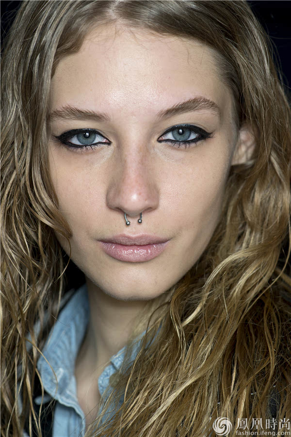 秀场鼻钉鼻环最大的优点在于只要摘下它,鼻子上的穿刺小洞不明显,几乎