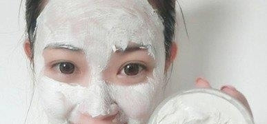 做法:将蜂蜜与茯苓粉调成糊状即成.晚上睡前敷脸,翌晨用清水洗去即可.