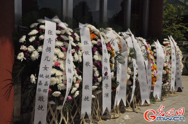 在八宝山东大厅内,摆放着来自社会各界敬献的花圈和挽联.