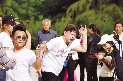 风靡网络的郑州尬舞 原班人马换个地儿又跳起来了