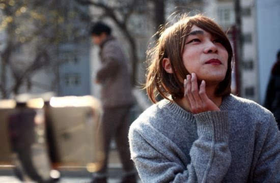 大妈扮少女骗男子 男主播男扮女装与大妈广场跳热舞