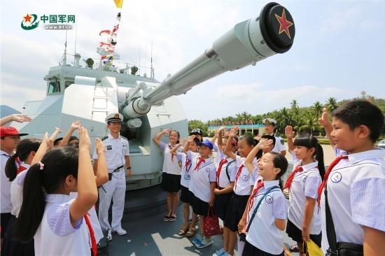 薛成清摄我和海军军旗合个影.薛成清摄我和海军叔叔合个影.