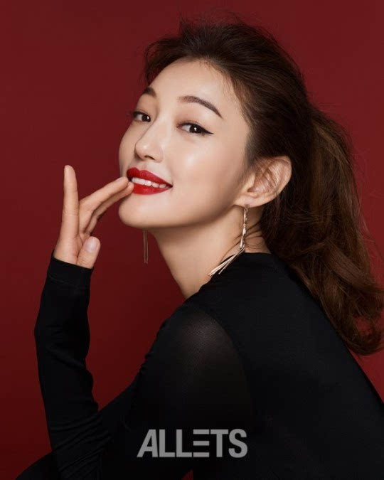 《鬼怪》"三神奶奶"李艾儿拍性感画报 完美演绎多种唇色