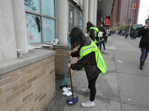 美国纽约200多名高中生响应地球日 赴华埠扫街(图)