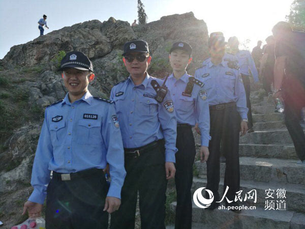 10万人赶赴古庙会 蚌埠民警通力保安全