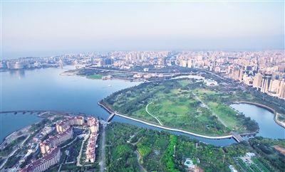 游客前往海口市龙塘镇香世界庄园游玩,赏花,垂钓,品尝当地特色农家菜.