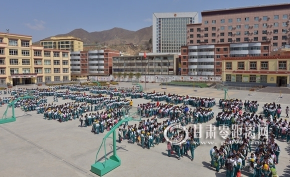 (甘肃省工艺美术大师)向已有近百年历史的卓尼柳林小学捐赠洮砚21方