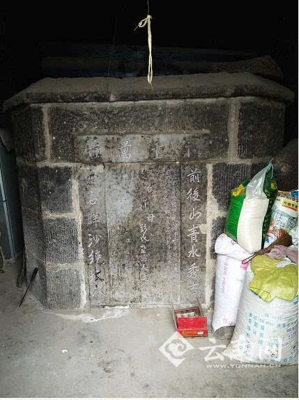 毛骨悚然!夫妇把坟墓建家中 守活人墓吃饭睡觉已30年