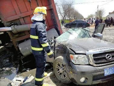 拉煤车压扁小轿车