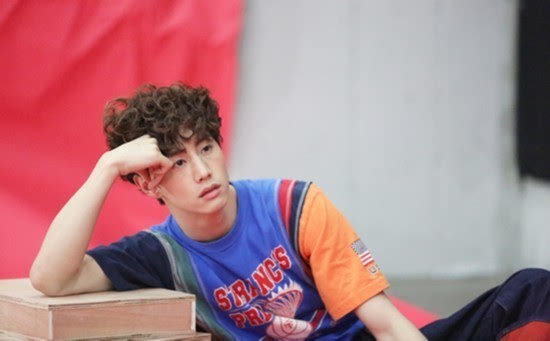 人民网4月25日讯 25日,韩国某杂志公开got7成员mark(本名:段宜恩)的