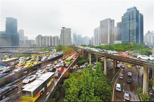 从新牌坊开始堵车,影响观音桥,上清寺,解放碑,通过黄花园大桥后