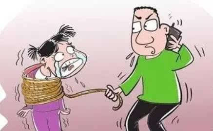 父子三人怀疑小女孩偷钱铁链将其捆绑吊一夜
