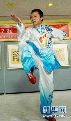 国际著名文武学者,宫廷八卦掌第五代掌门人王翰之在表演八卦掌