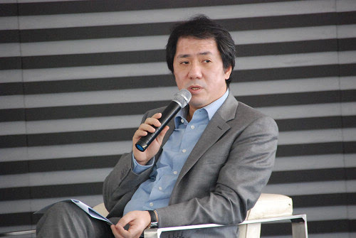 从香港的《明报》,《现代日报》,《亚洲周刊》,传讯电视,到内地的