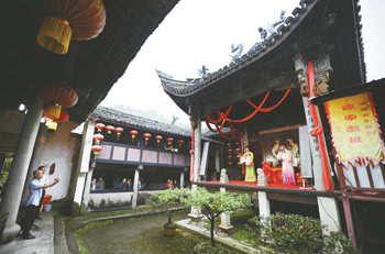 4月21日,在女子越剧的发源地嵊州市施家岙村,民间艺人薛黎艳(右)