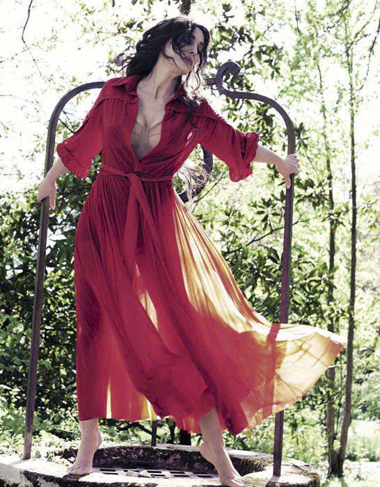 莫妮卡·贝鲁奇(monica bellucci)曝光了一组在丛林拍摄的时尚大片