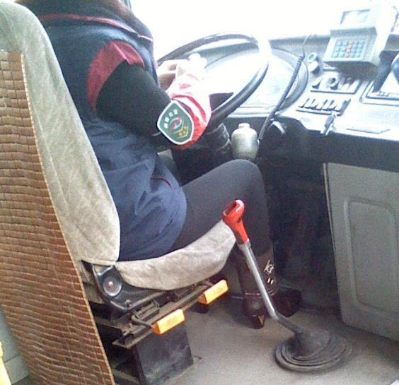 网络配图1,细高跟鞋的危害性:穿着细高跟鞋子开车时,踩刹车容易被卡住