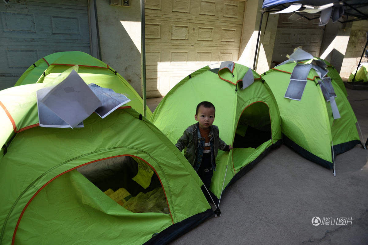 太原建成6年楼房变危楼 留守居民无奈院内支起帐篷居住生活