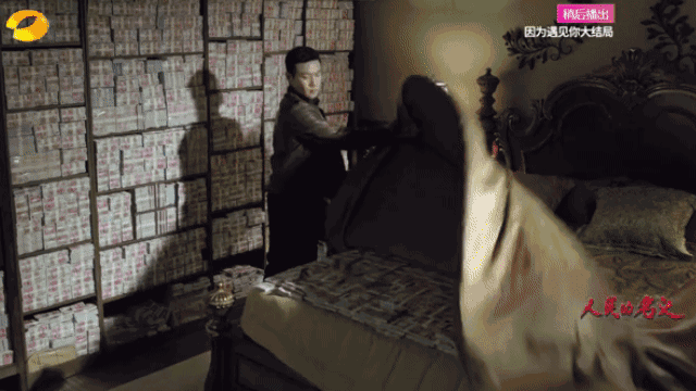 检察人员从他的一处房子里搜出2亿多元人民币,动用了5台验