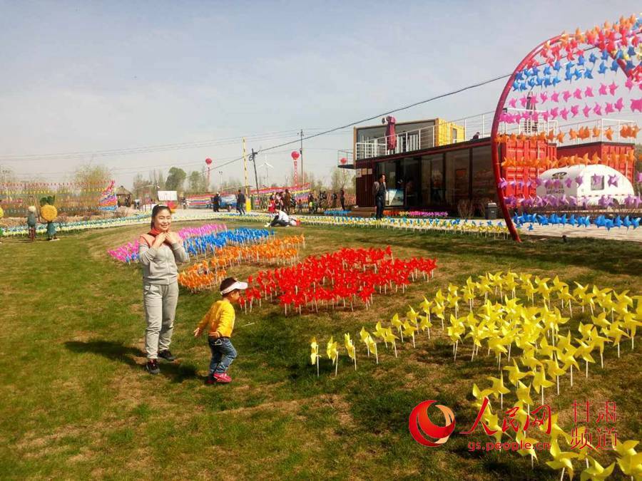 10万只七彩风车节亮相永登"五一"越国开心农庄嗨起来