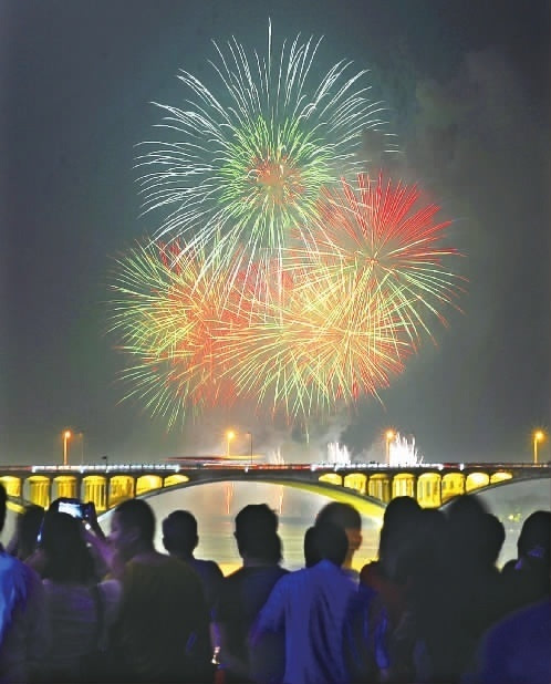 橘洲焰火今年燃放9场         5月1日晚,以《花艳大围山》为主题的