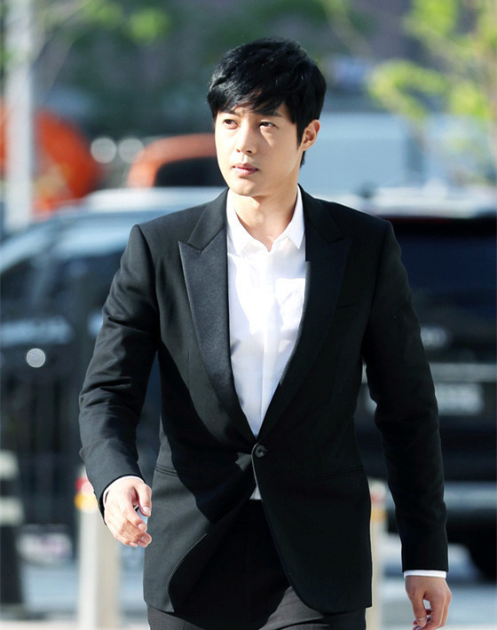 金贤重涉酒驾后出席前女友公审 穿黑西装现身表情严肃