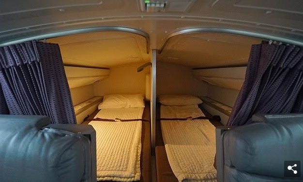 (高轶军)这些窄小的卧铺约长两米,被安置在飞机客舱上部狭小空