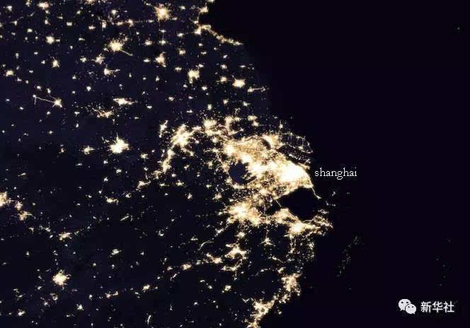 7年间,图为北京(左上)和天津(右下)夜晚灯光照片(2017 nasa摄)图为