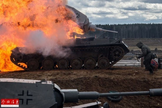 图为活动中模拟的德军iii号坦克被命中殉爆的场景.