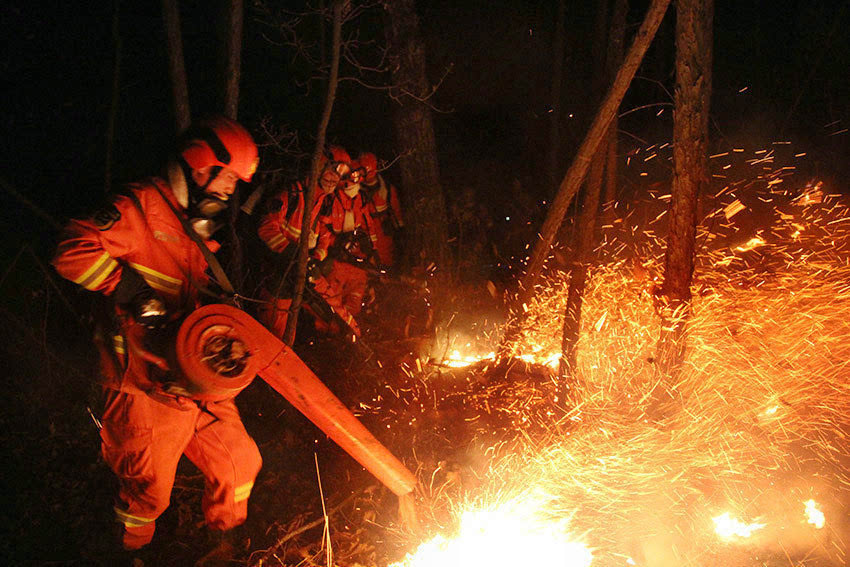 内蒙古大兴安岭毕拉河森林火灾过火面积达1万公顷 已调动各方扑火力量