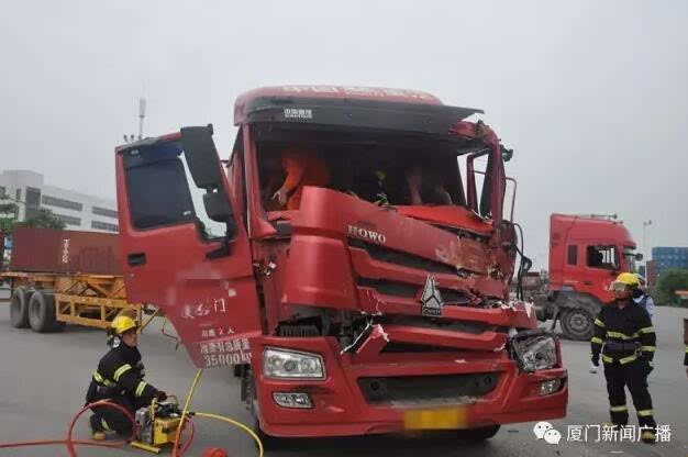 追尾猛撞半掛車!車頭嚴重變形 司機被困雙腳被卡