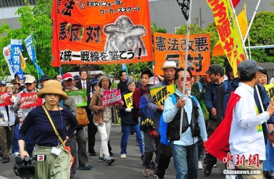 当地时间5月3日,数万日本民众在东京举行集会和游行,为整整经历了70个