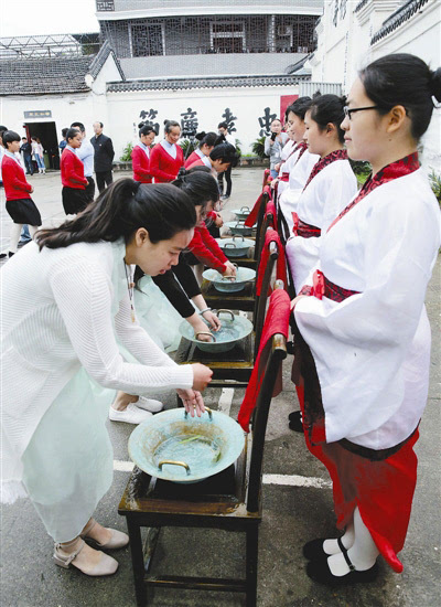 "5月4日,江西南昌豫章书院举行集体成人礼活动,让书院学子体会传统