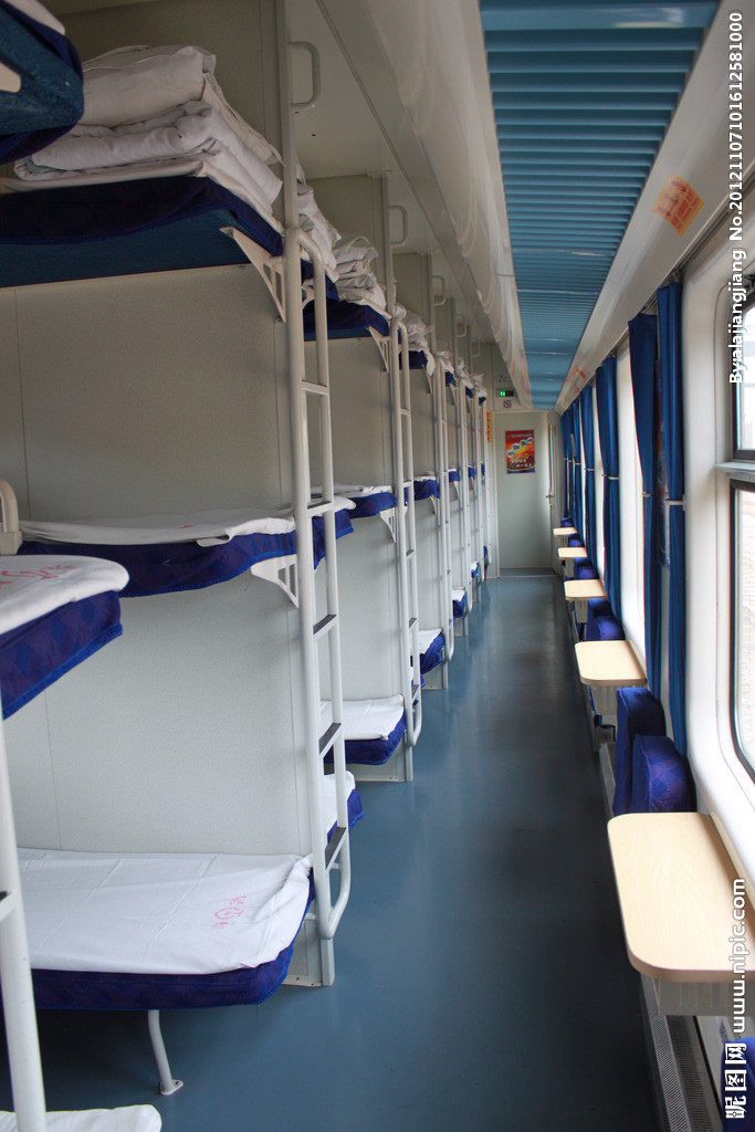 k424次列车在南昌火车站开车后,列车员梁某在8号软卧车厢发现旅客李某