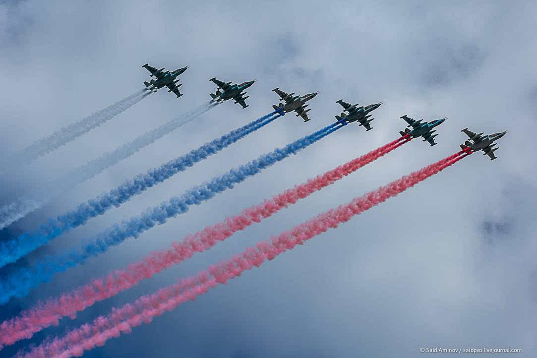 勝利日閱兵彩排的航空部分,在莫斯科上空編隊飛行的直升機和飛機,拍攝