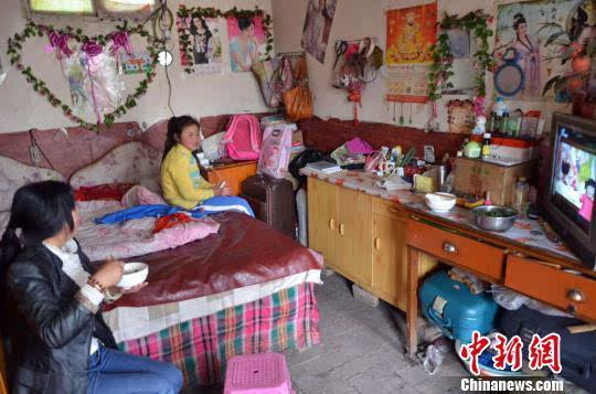 甘肃贫困山区的陪读生活图