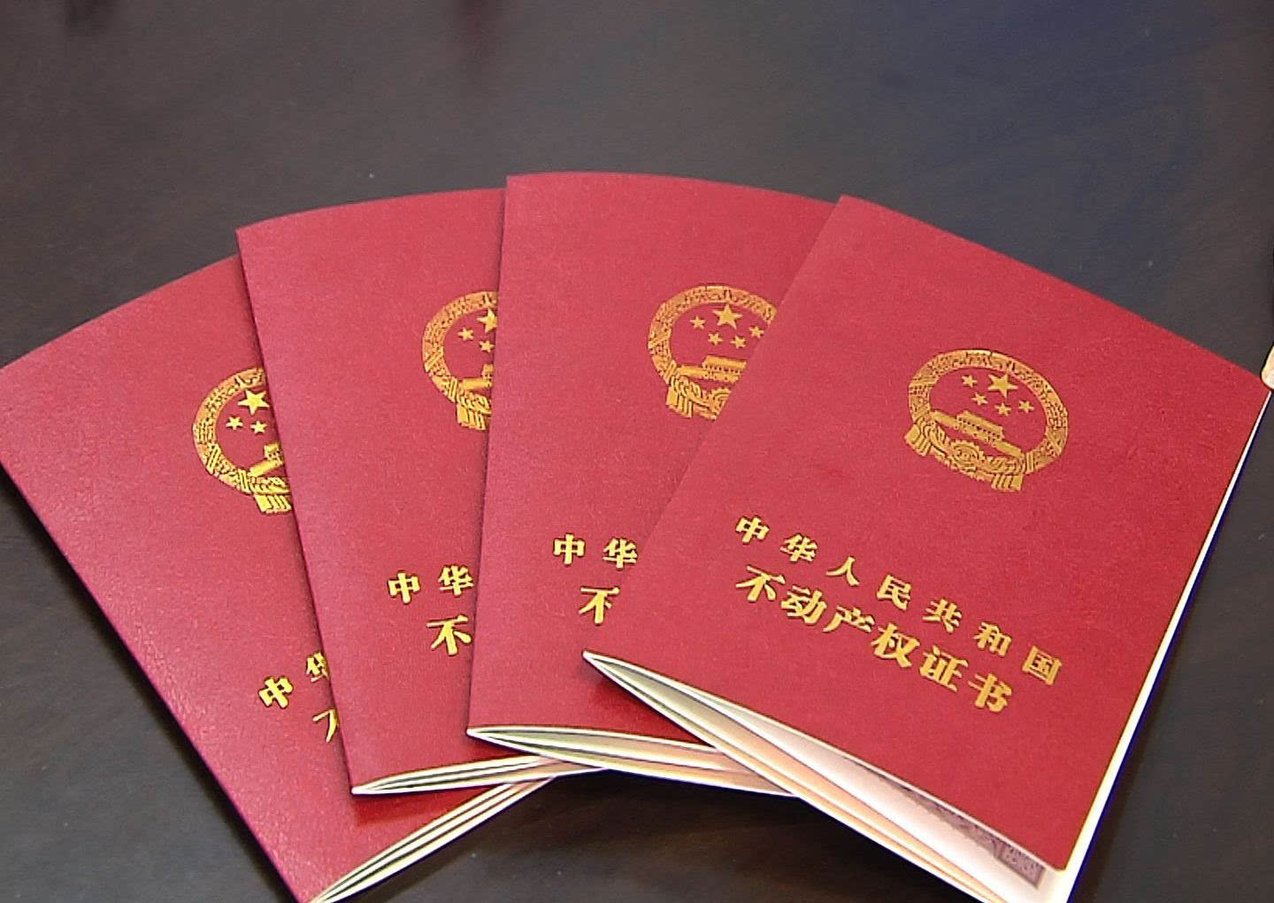 按规定,没有产权证,公证部门不予办理相关手续,继承人和受赠人的权益