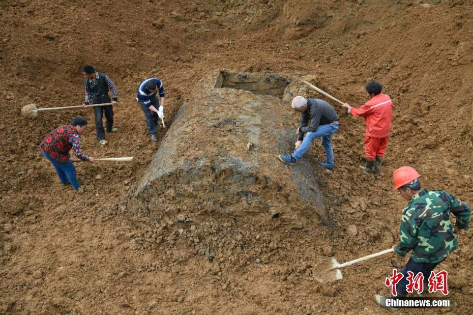 重庆发现东汉古墓 墓室内的棺椁已经碳化全无人骨痕迹