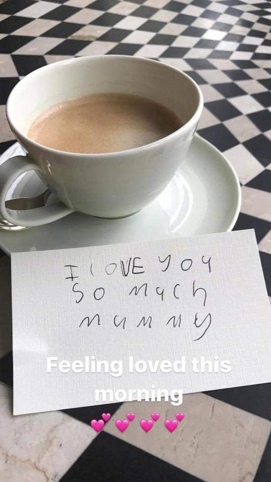 懂事!小七给妈妈送母亲节卡片 说的话好暖心