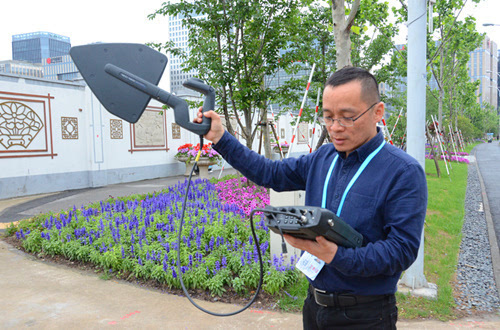 汪志斌在使用"手持式接收机"