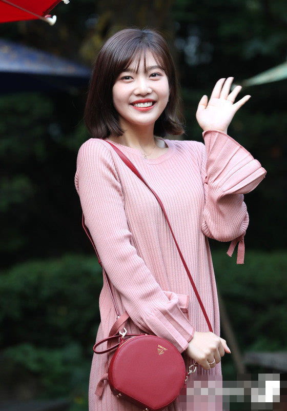 《她爱上了我的谎》举行终映宴 joy李瑞元手比爱心[组图]