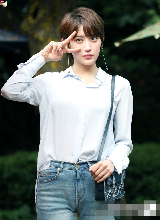 《她爱上了我的谎》举行终映宴 joy李瑞元手比爱心[组图]