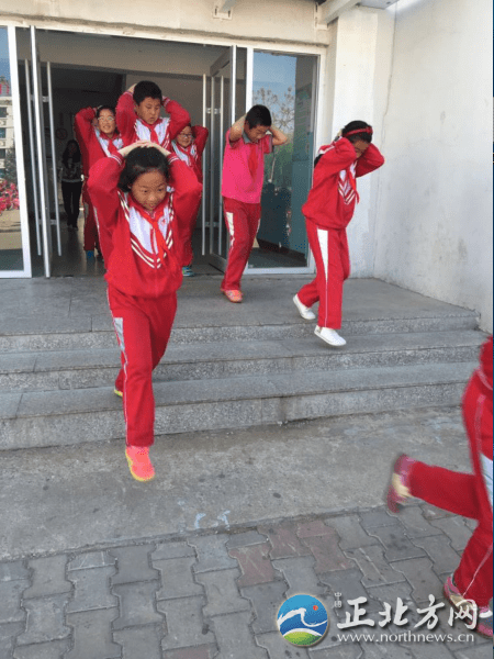 赛罕区民族小学开展防震减灾应急疏散演练