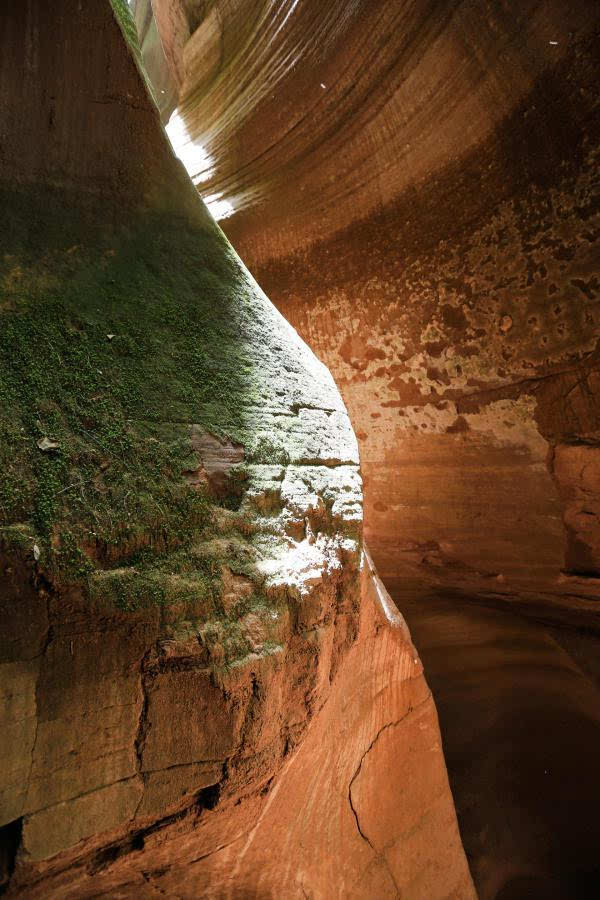 黄土地下的丹霞地貌峡谷群