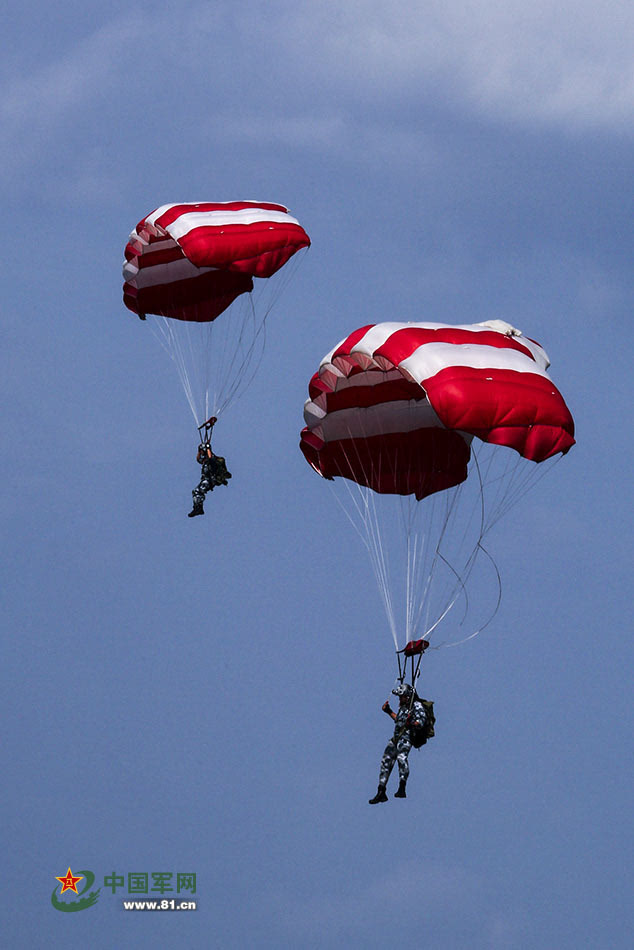 大,但直升机可以飞临运输机难以到达的复杂地域,而且伞兵落地散布面小