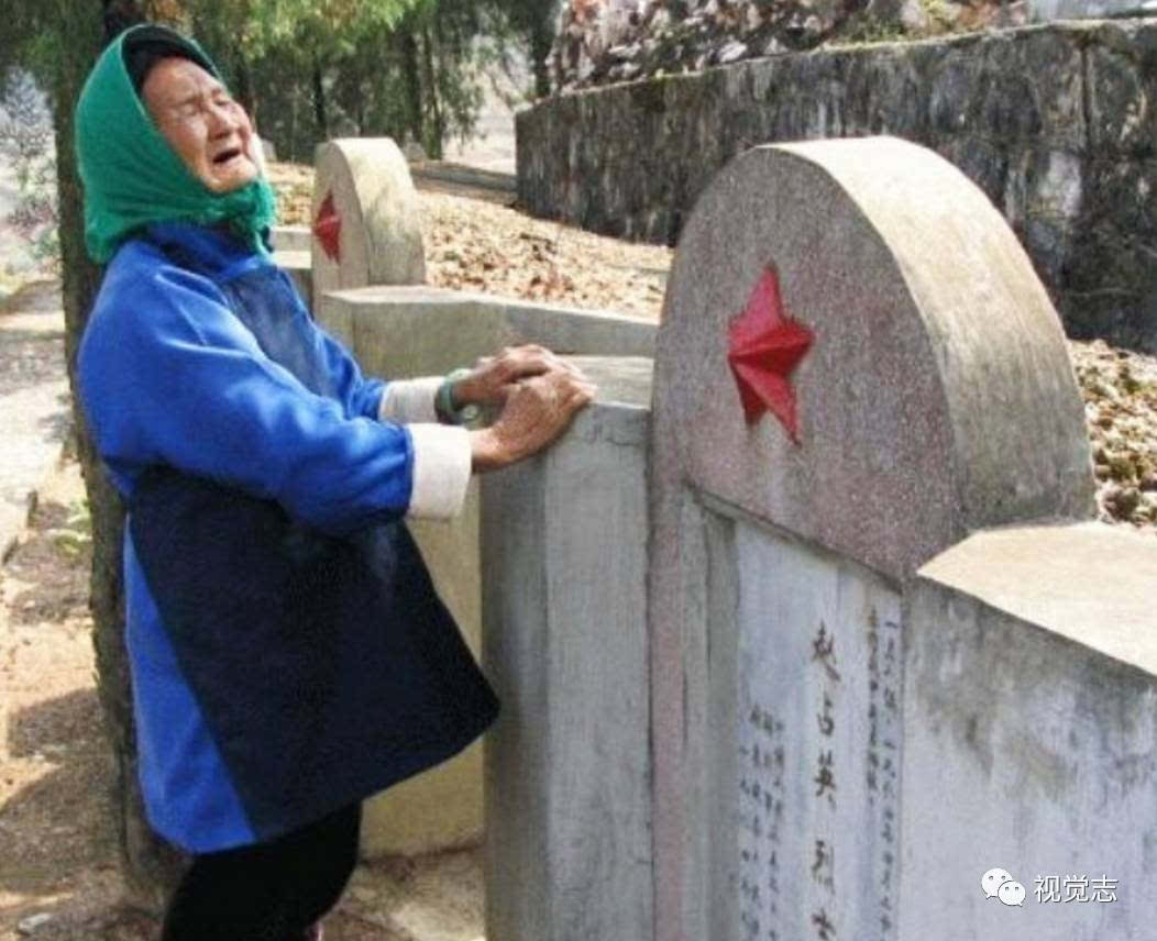 20多年后,烈士赵占英的老母亲终于在好心人的帮助下第一次来到烈士