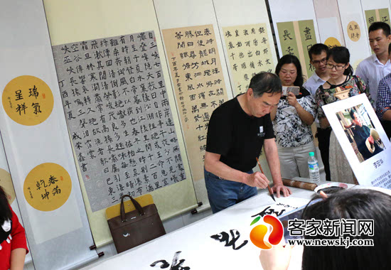 李安华正在创作书法作品.