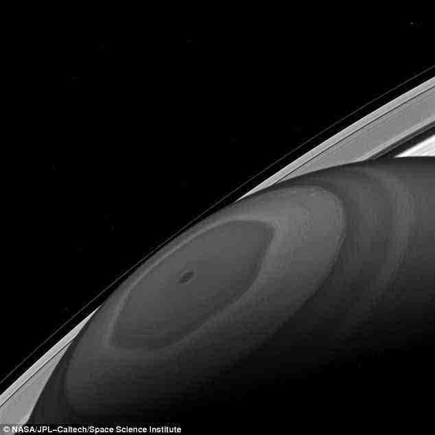 土星六边形风暴宽度为地球直径两倍困惑科学家30年